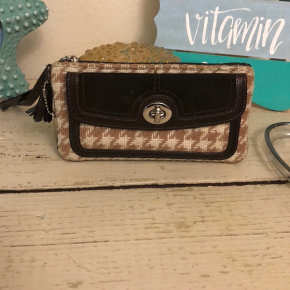 Coach Handbags - Super cute Coach clutch